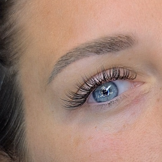 Natuurlijke wenkbrauw en wimpers bij een blauw oog