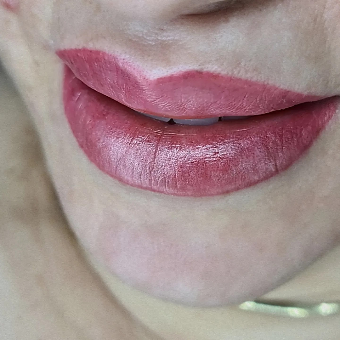 Lippigmentatie in een zachte roze tint
