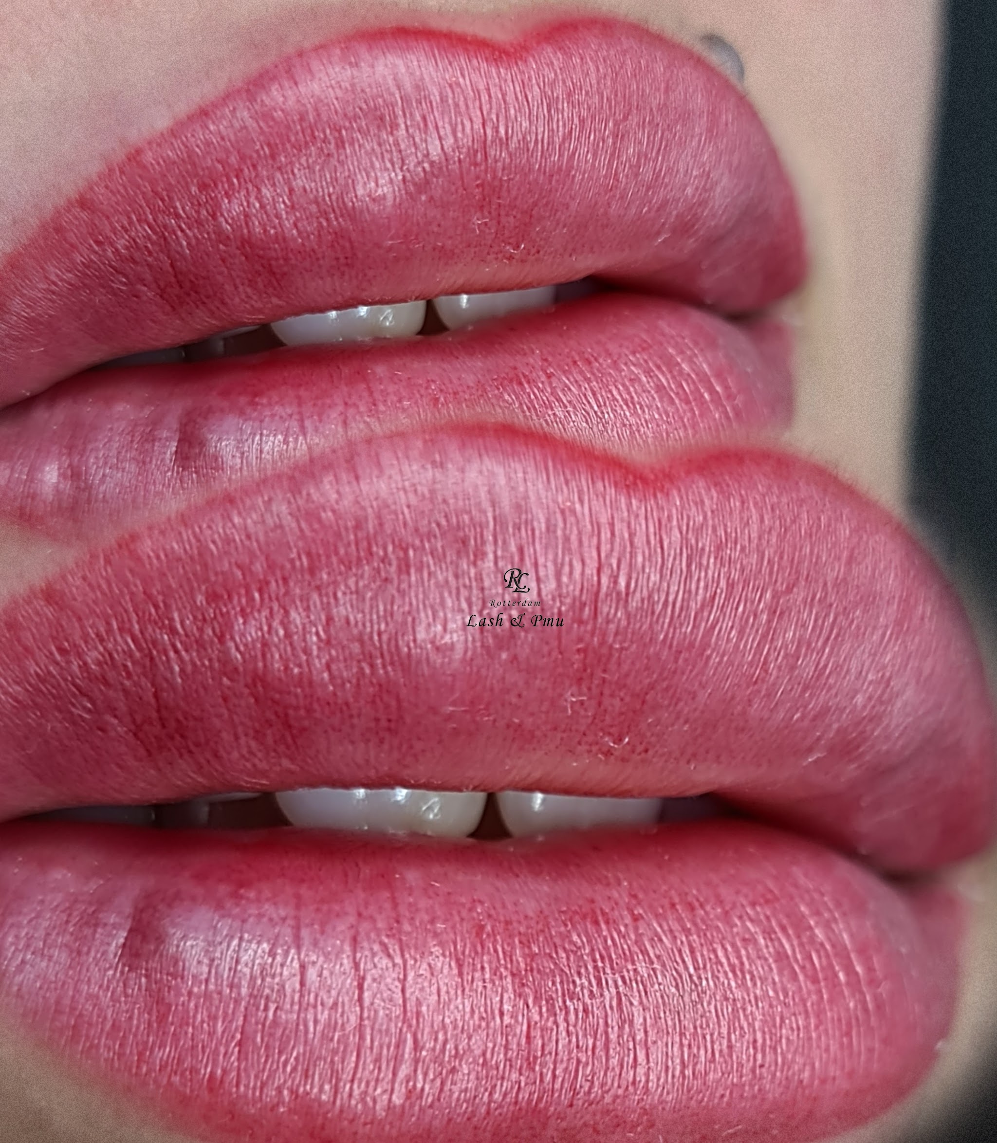 Lippigmentatie in een roodroze tint