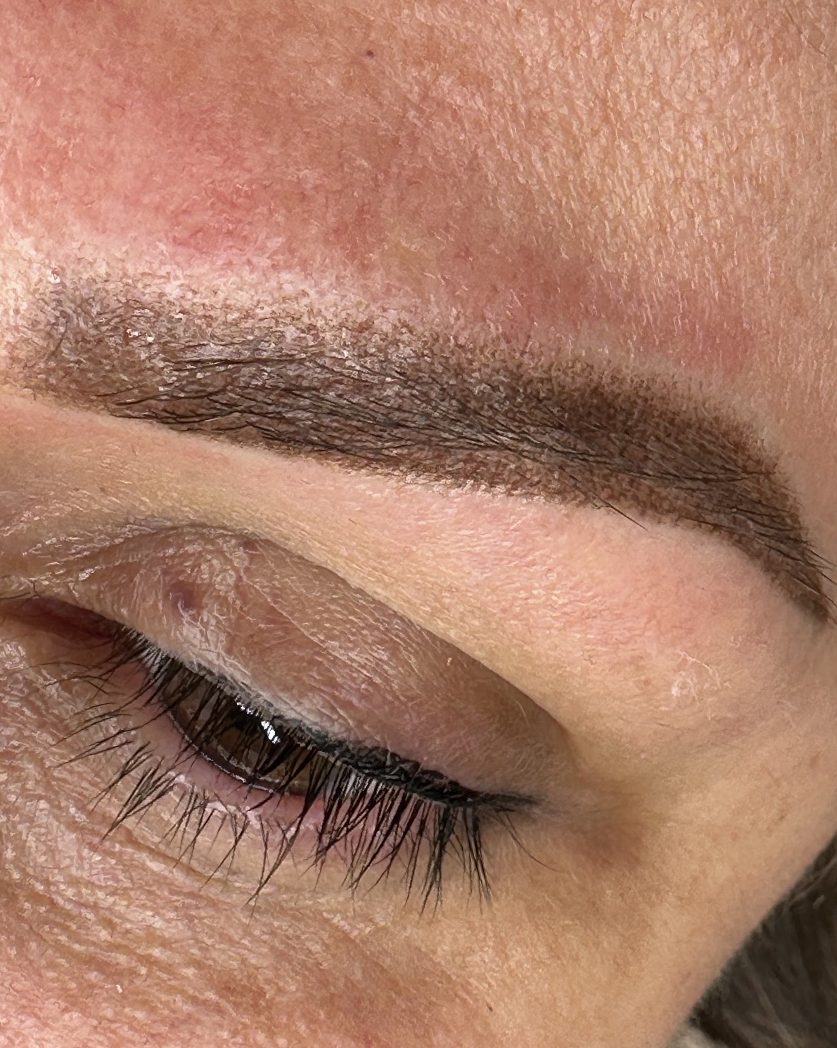 Powderbrow in warm bruin boven een gesloten oog