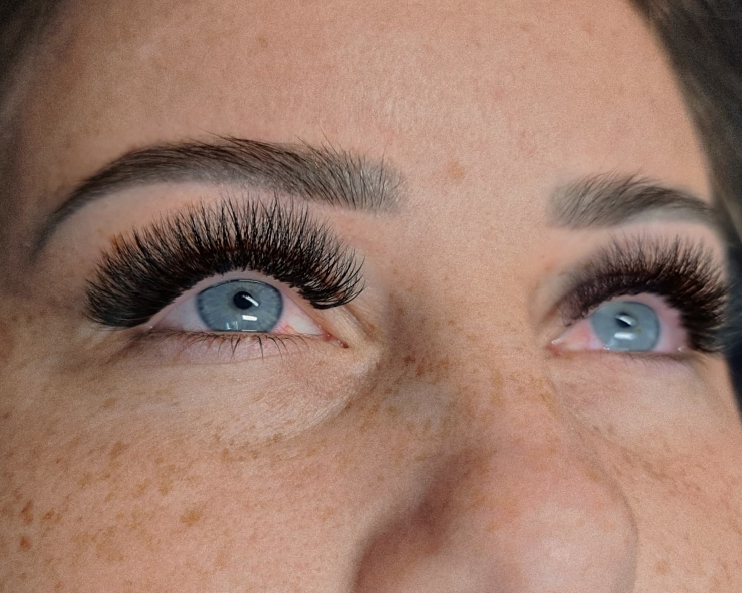 Volume wimperextensions bij Rotterdam Lash & Brow: twee blauwe ogen met volle, lange wimpers